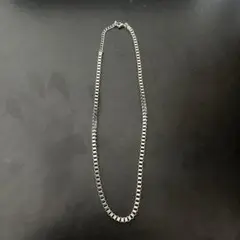 シンプルな金属製チェーンネックレス