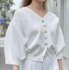 ホワイト Vネック カーディガン ビジュー付き