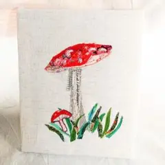 赤いキノコ　布コラージュ　ファブリックパネル　フリーモーション22ｘ27cm