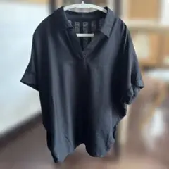 黒の半袖シャツ