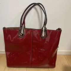 赤い光沢のハンドバッグ