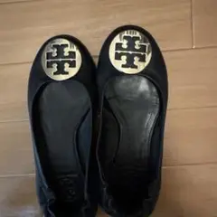 トリーバーチロゴ付き黒レザーシューズ