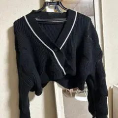 黒いボタン付きクロップドカーディガン