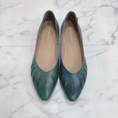 yuko Imanishi+ 甲部分にカッティングを施したフラットヒールパンプス