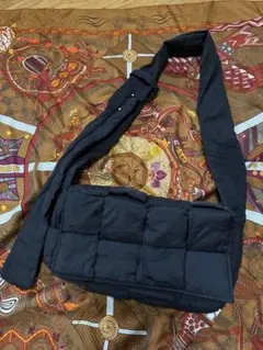 カセット風　黒　キルティングショルダーバッグ