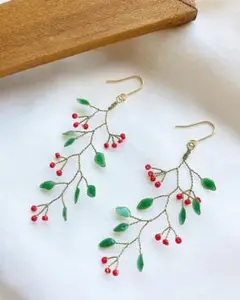 赤い木の実のピアス イヤリング