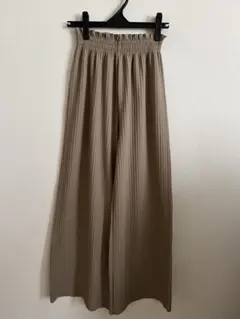 ベージュ プリーツ加工 カジュアルパンツ