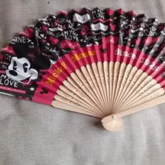 木製 扇子 黒と赤のデザイン