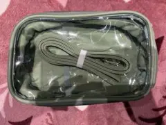 スリーコインズ 緑 ポーチ