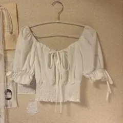 バレエコアホワイトオフショルダーシャーリングブラウス