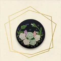 手刺繍ブローチ《白い薔薇と。》くるみボタンブローチ