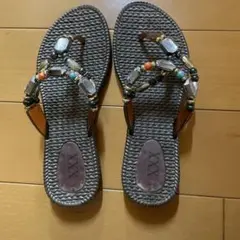 ビーズ装飾付きブラウンサンダル