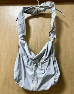 新品　たっぷり大容量　斜めがけバッグ　グレー　軽量 ショルダーバッグ バッグ