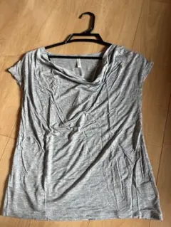 アダムエロペ　ドレープネック グレー Tシャツ