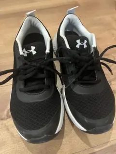 Under Armour ブラック/ホワイト スニーカー　22.5㎝