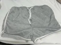 グレーのショートパンツ