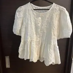 アイボリー フリル付き刺繍ブラウス 半袖