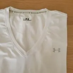 UNDER ARMOUR VネックメッシュTシャツ