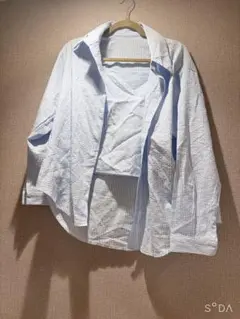 青と白のストライプ長袖シャツ