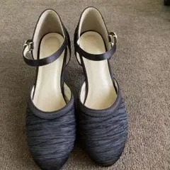 黒いストラップ付きヒールシューズ