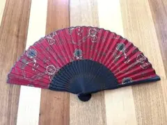 チェーン装飾デザインの赤い扇子