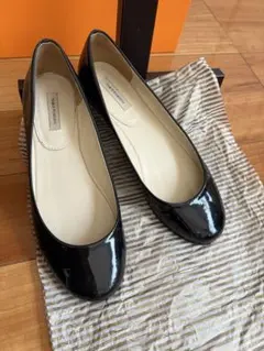 黒 エナメル フラットシューズ