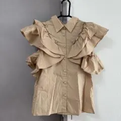 FRAY I.D フリル付きベージュノースリーブシャツ