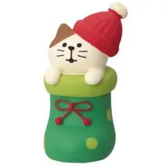 猫の靴下置物 赤い帽子付き