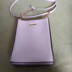 薄ベージュショルダーバッグ 縦長 デザイン