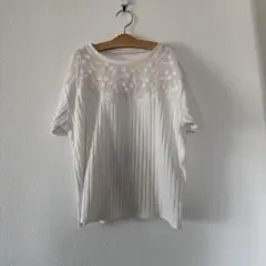 刺繍入りホワイトリブ半袖トップス