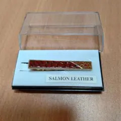サーモンレザー ネクタイピン