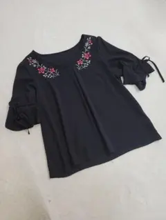 デビュードフィオレ　黒の花柄刺繍五分袖ブラウス