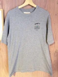 YETI グレー Tシャツ 山のロゴ付き
