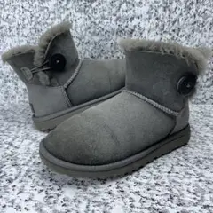 S596【UGG】ムートンブーツ ベイリーボタン グレー スエード 23cm