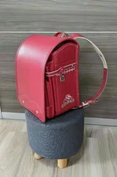 赤いハート装飾付きランドセル