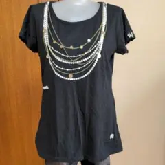 ビーズ装飾付き黒Tシャツ