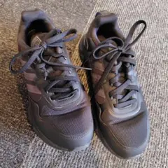 adidas スニーカー