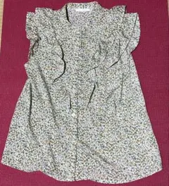 フリル付き花柄シャツ