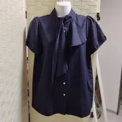 ＆.NOSTALGIAのネイビーブラウス