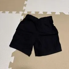 黒とカーキのショートパンツ