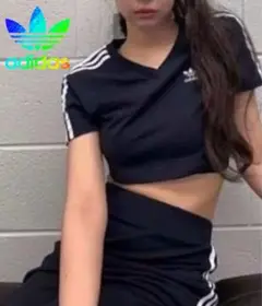 adidas★ショート丈tシャツ