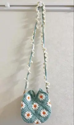 水色のデイジー柄ショルダーバッグ