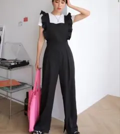 フリル付き黒サロペット