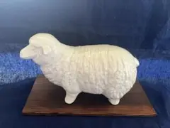陶器製 羊の形 装飾品 木製台座付き