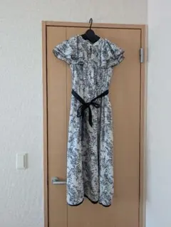 フリル袖の白黒花柄マンピース　ミッシュマッシュ