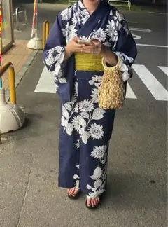 ネイビー花柄浴衣セット（帯、かごバッグ、下駄付き）