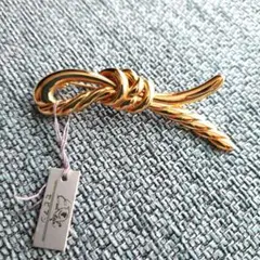 ゴールド 結び目デザイン ブローチ　未使用品