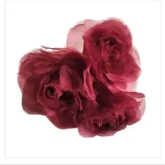深い赤色の花のブローチ