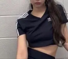 adidas★ショート丈tシャツ