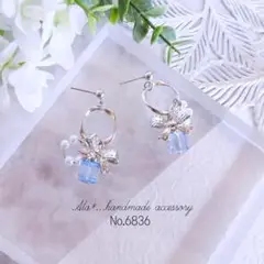No.6836　ライトブルーキューブのシルバーフープ　ピアス/イヤリング